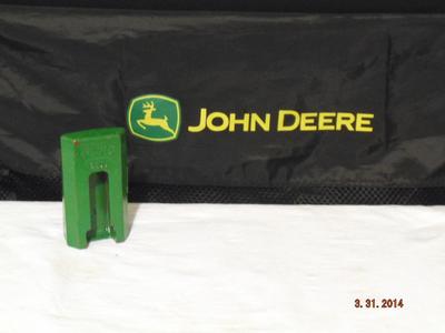 Подушка задней навески John Deere R207661 (Оригинал)